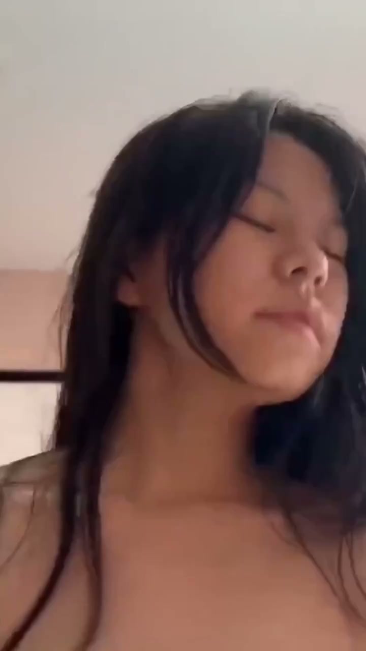 【都说了我的学妹很骚的，你给我买个在逃公主，我就把妹妹送给你操一次！】绝美身材少女，细腰美乳肥美嫩逼，金主的骚母狗，各种体位调教无套爆操内射小穴！ 图片 3